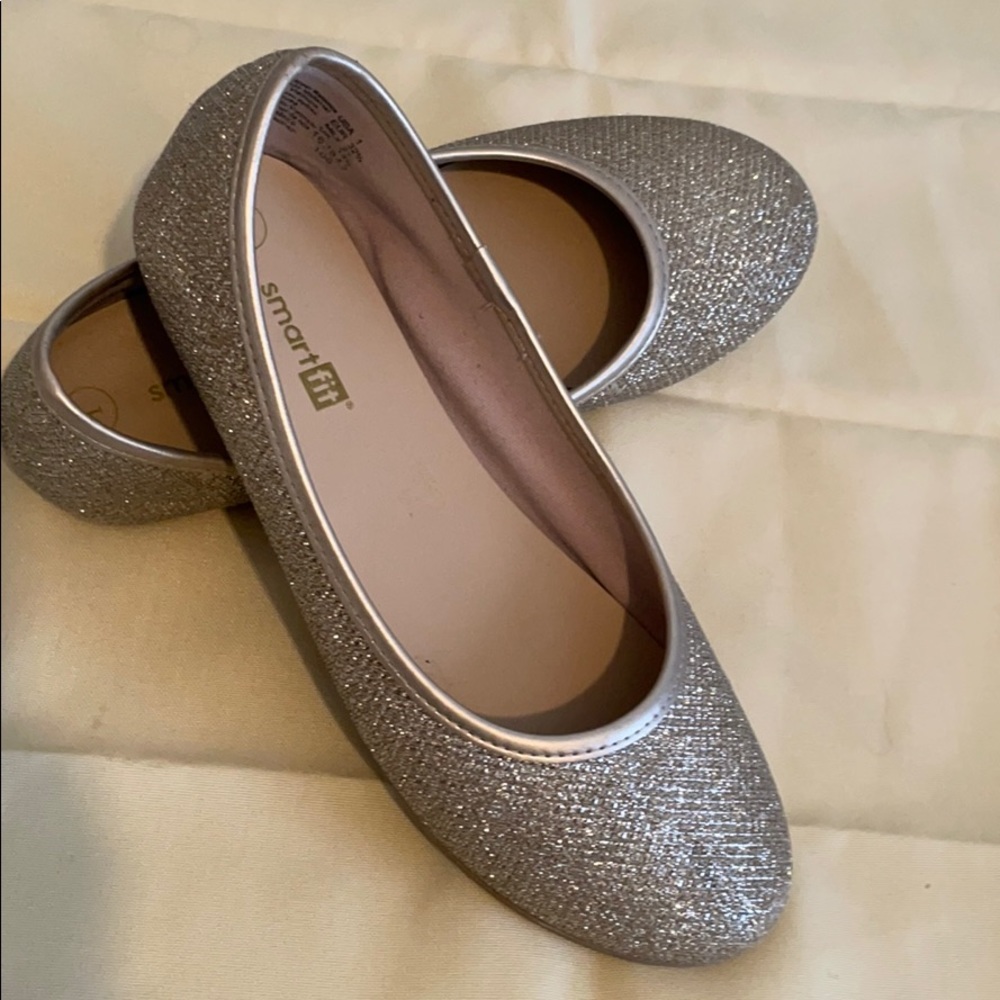 Cute shoes in gold tone for girls
